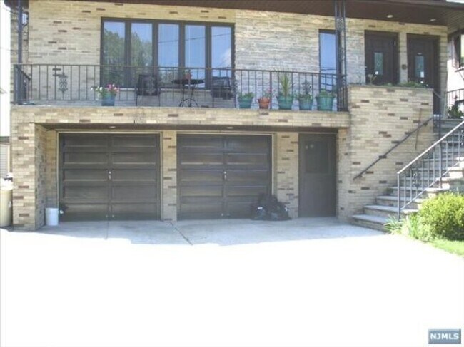 Foto del edificio - 446 Brinkerhoff Ave