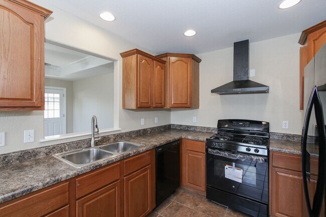 Foto del edificio - Spacious 4-Bedroom Home with Modern Upgrad...