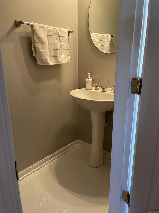 Foto del edificio - 653 W Division St