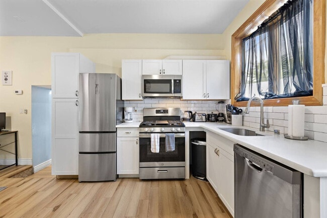 Building Photo - 137 W 15th St