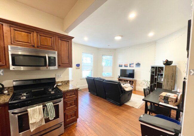 Building Photo - 112 Hillside St