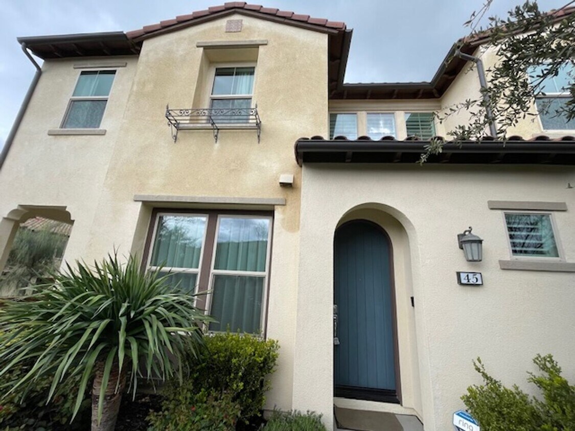 Primary Photo - Newer Corner Unit 2000 sq feet in Bakers R...
