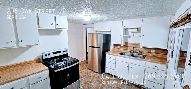 Building Photo - 206 Oak St
