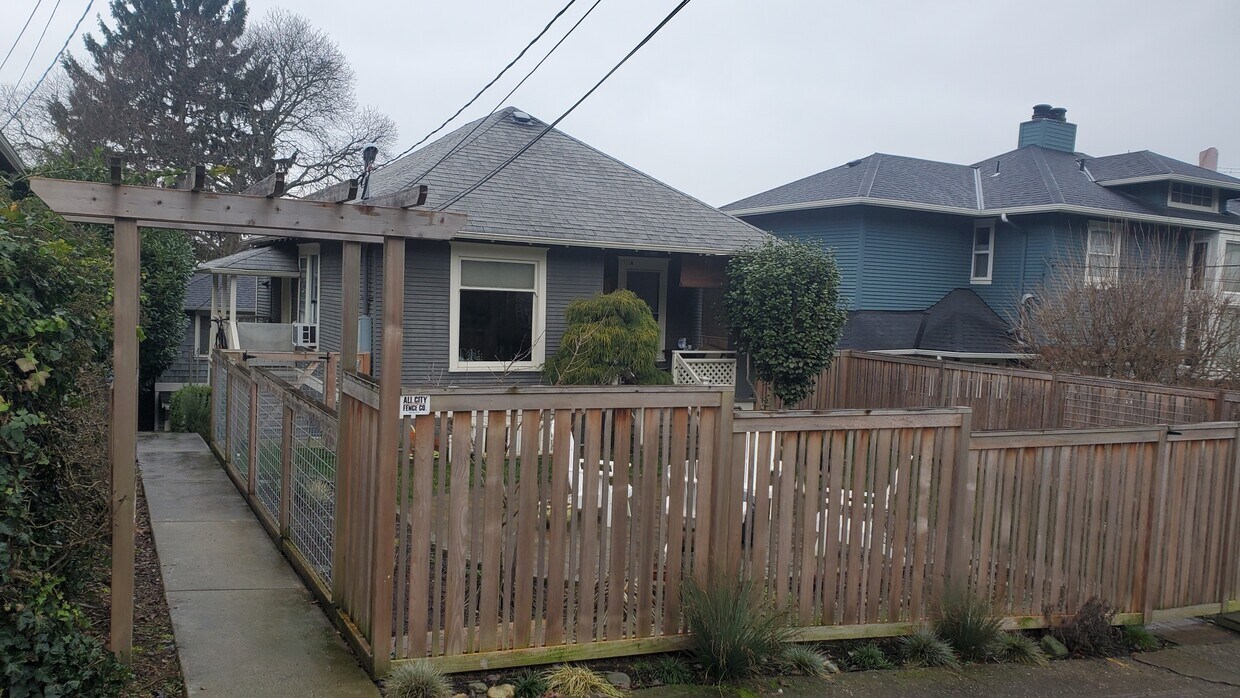 Primary Photo - 1911 8th Ave W