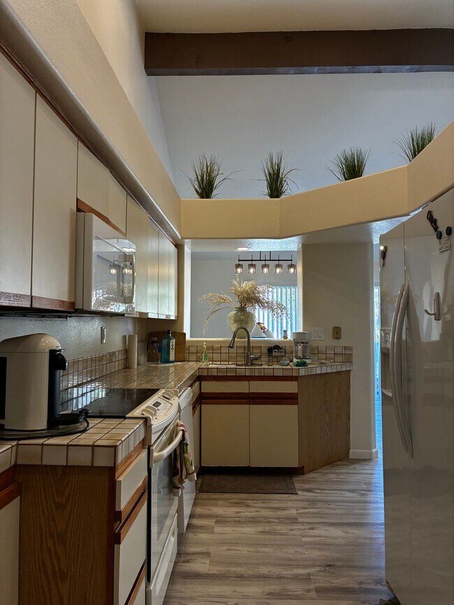 Foto del edificio - Beautiful La Jolla Condo – Fully Furnished – $350 Off 1st Month!