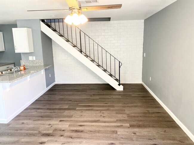 Building Photo - 2 br, 1 bath House - 2785 W Fairmont Ave #101