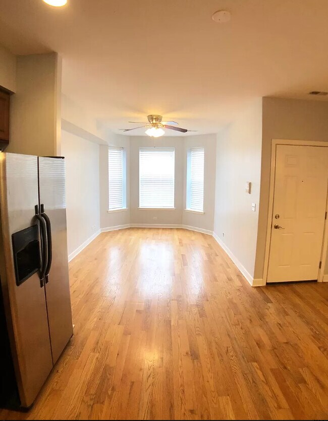 Foto del edificio - 2341 N Albany Ave