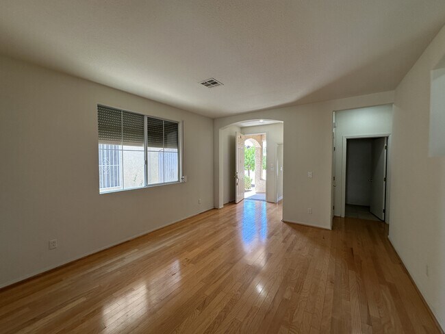 Foto del edificio - 9900 Shadow Grove Ave