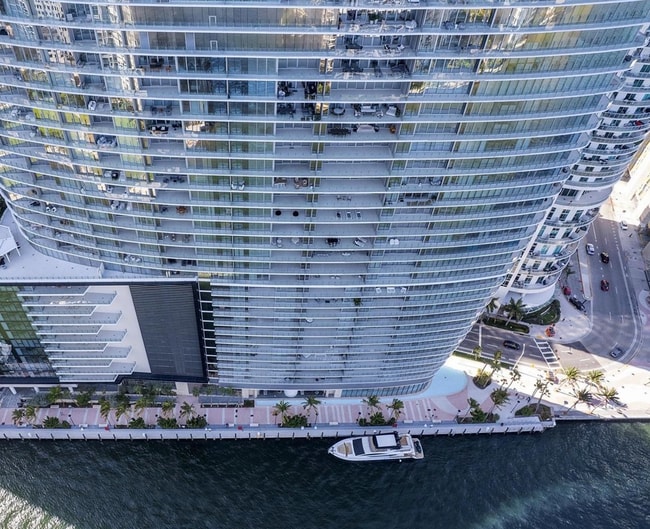 Foto del edificio - 300 Biscayne Boulevard Way