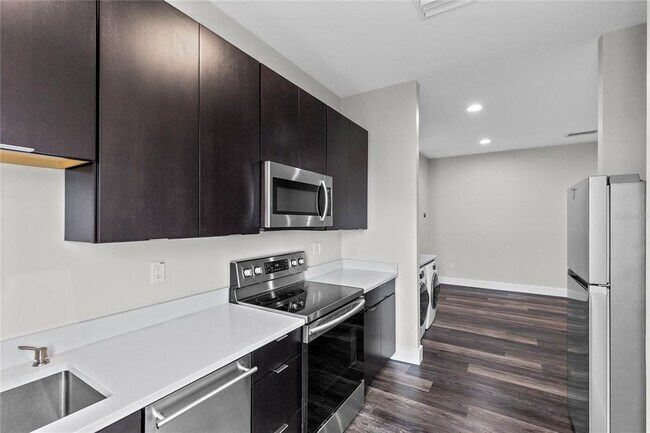 Foto del edificio - 14105 Corrigan Ave
