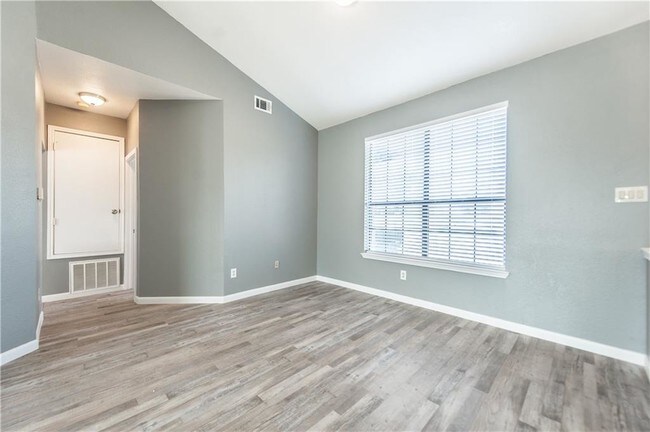 Building Photo - 2022 E Branch Hollow Dr