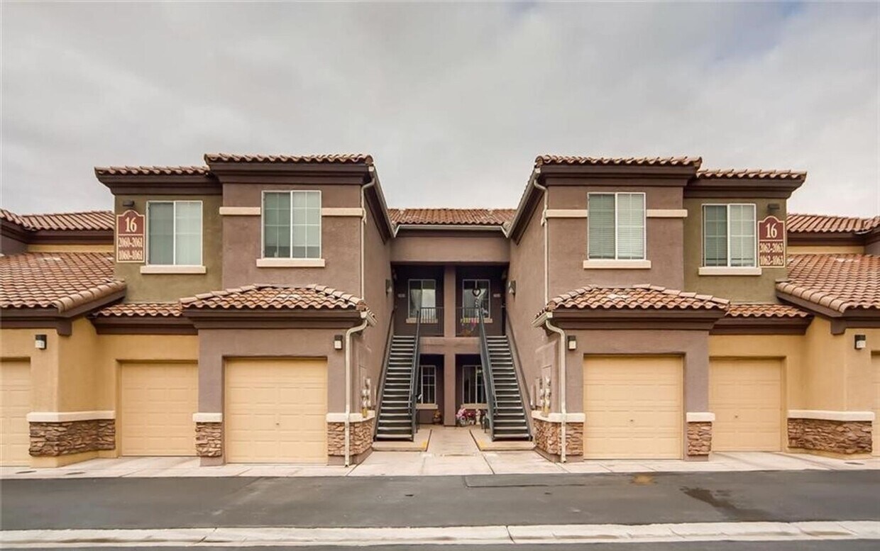 Foto principal - STUNNING GATED CONDO UNIT 1ST FLOOR UNIT W...