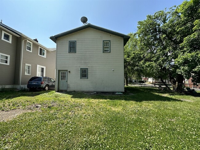 Foto del edificio - 1 br, 1 bath Triplex - 116 W Biddle St 116...