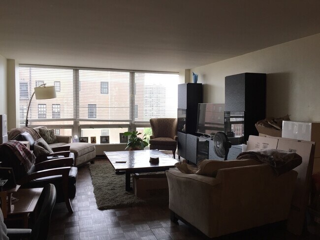 Foto del edificio - 2400 N Lakeview Ave