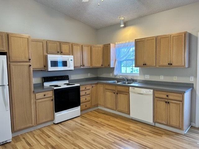 Kitchen - 107 Forest Brook Dr