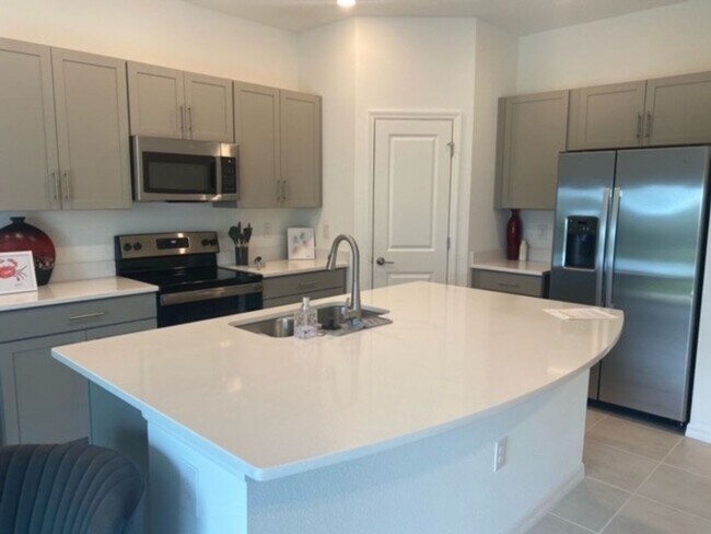 Foto del edificio - Annual furnished 3 bed/ 2 .5 bath townhous...