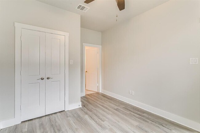 Foto del edificio - 3210 Forest Park Blvd