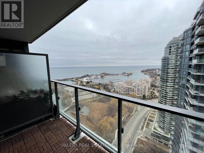 Photo du bâtiment - 2200 Lake Shore Blvd W