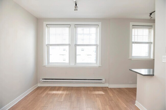 Foto del edificio - 517 W Belmont Ave