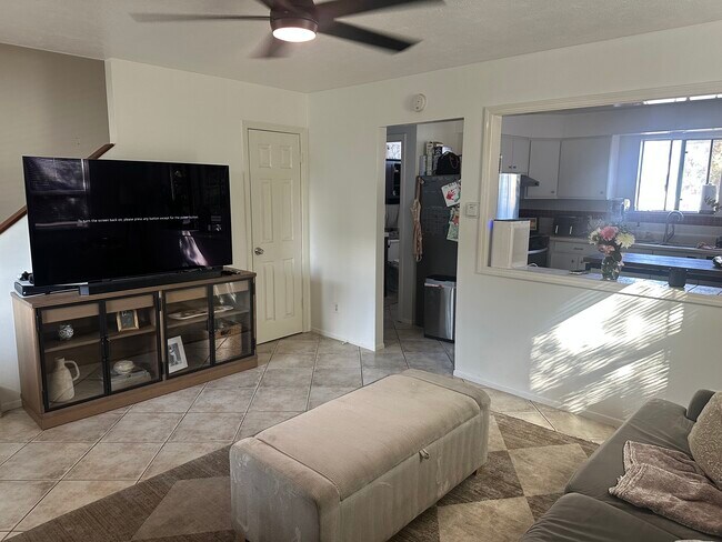 Sala de estar - 3616 E 10th St