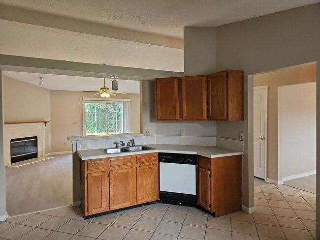 Building Photo - Charming 3 bedroom, 2 Bathroom