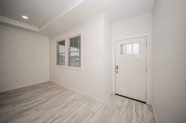 Foto del edificio - Please View 3D Virtual Walk-Through Before Scheduling a Showing