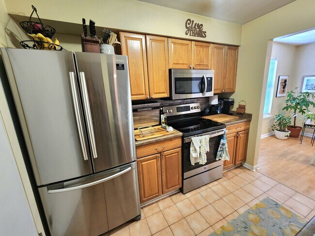 Foto del edificio - Top floor, corner unit condo off Shore Drive just two blocks from the bay!
