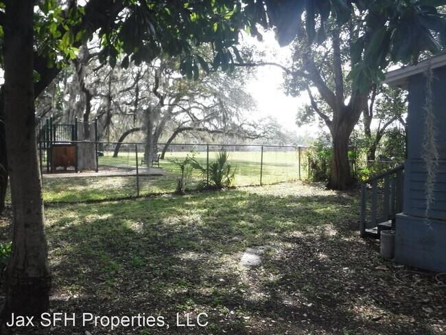 3 br, 1 bath House - 594 E 60th St - 4