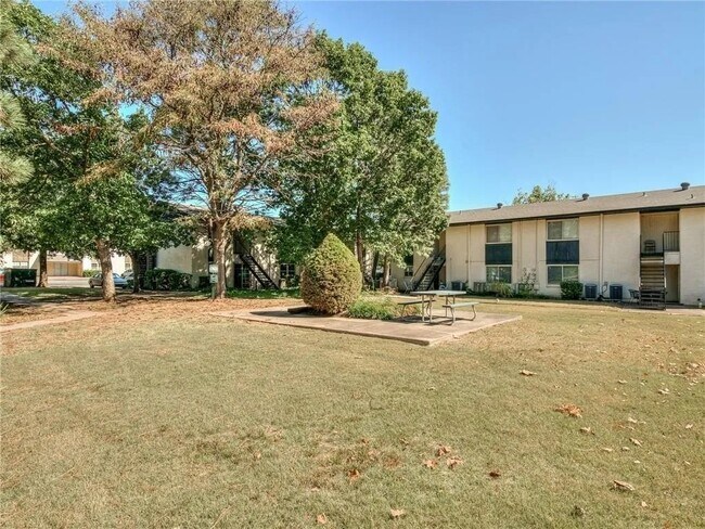 Shared Space - 1713 E Lindsey St