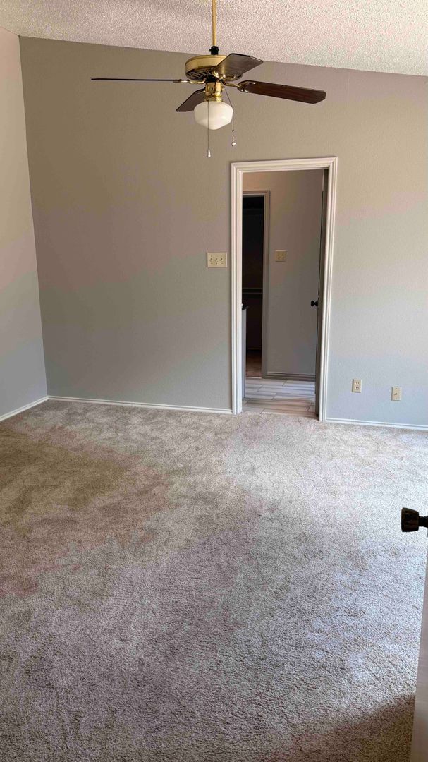 Building Photo - 3bed/2bath Townhouse with 2 car garage