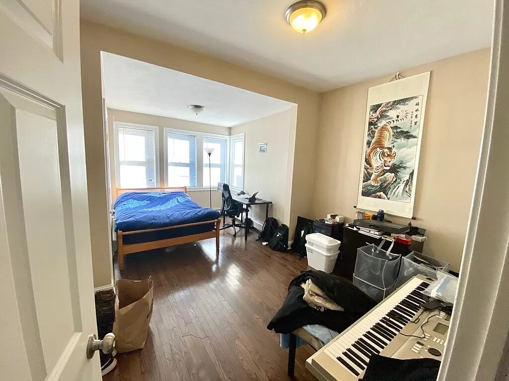 Large Master Bedroom - 63 Havre St