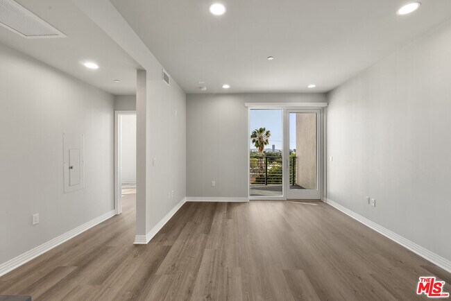 Foto del edificio - 7428 Santa Monica Blvd