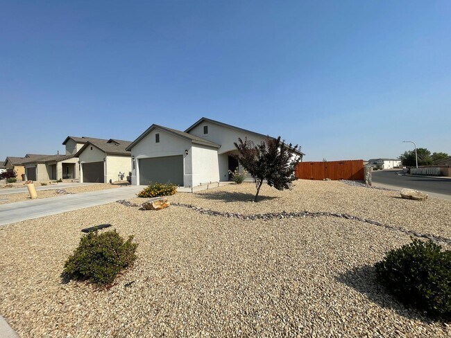 Building Photo - Beautiful home in Legends West *Like New B...