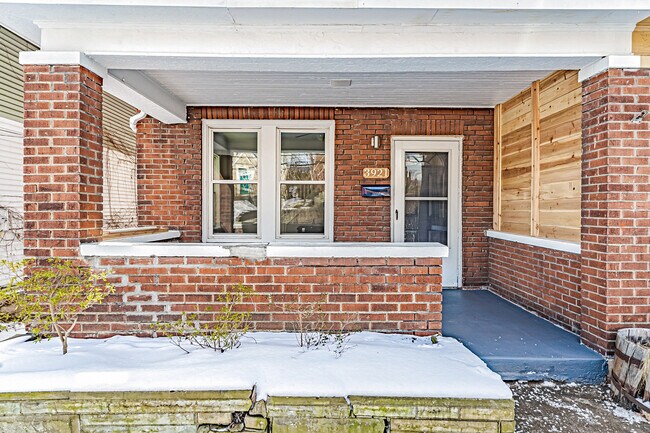 Front porch with privacy wall - 3921 California Ave