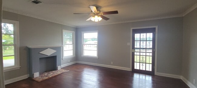 Building Photo - Beautiful 3 bedroom/1.5 bathroom house wit...