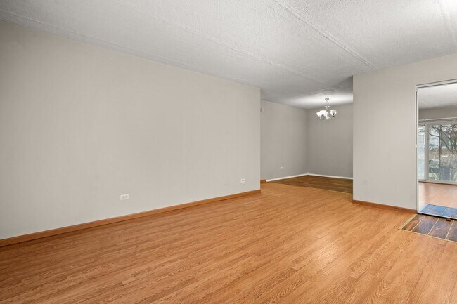 Foto del edificio - 266 Shorewood Dr