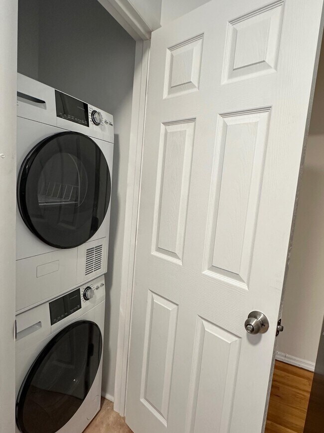 Building Photo - 209 W 108th St