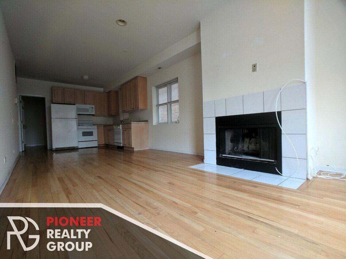 Primary Photo - 2320 N Southport Ave