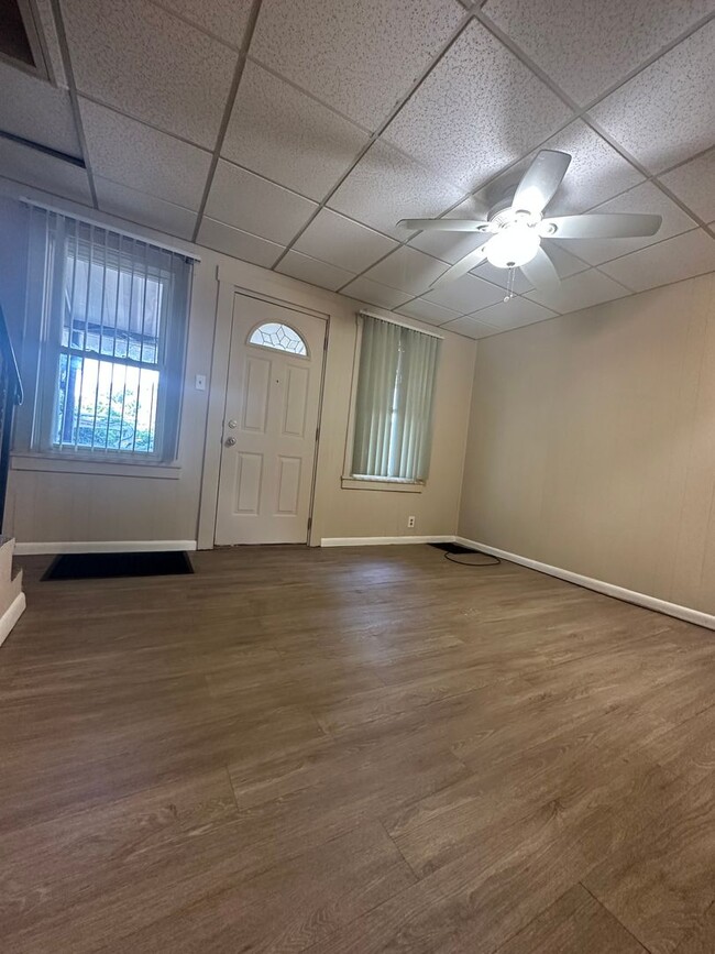 Building Photo - Two bedroom, one bath townhome.