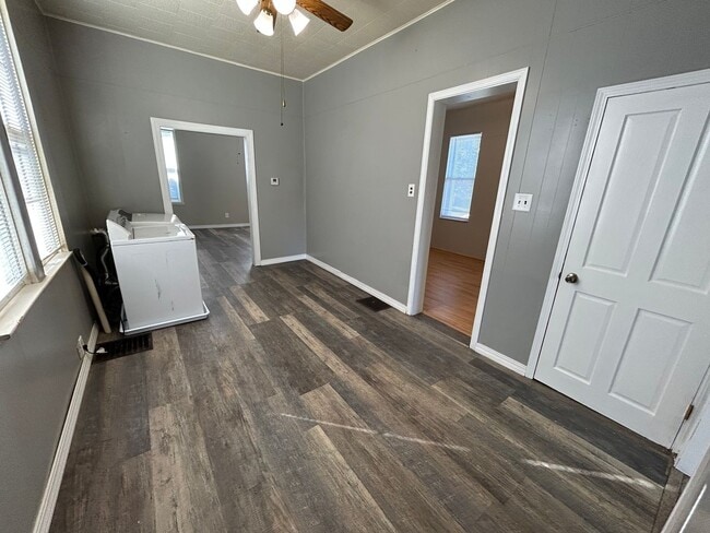 Building Photo - Nice-sized 2-bedroom 1-bath home with a large back yard.