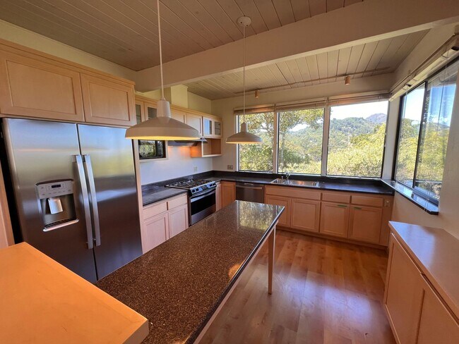 Foto del edificio - DELIGHTFUL FOUR BEDROOM TWO AND HALF BATH ...