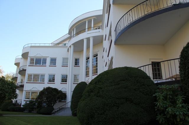Photo du bâtiment - 5450 University Blvd
