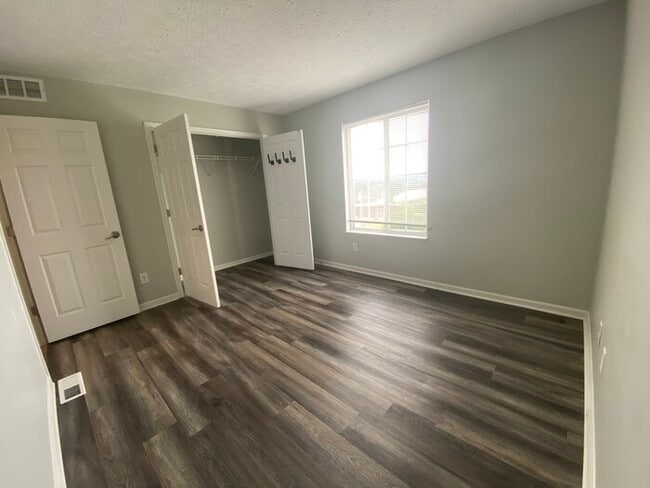 Building Photo - 2-Bedroom Townhome