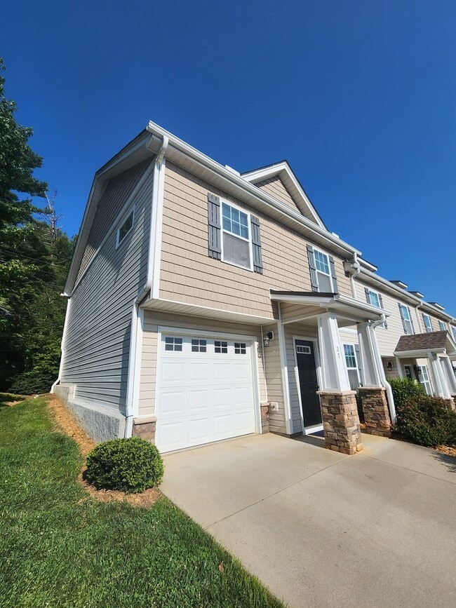 Foto del edificio - COMING SOON!!! Weaverville Townhouse-End U...
