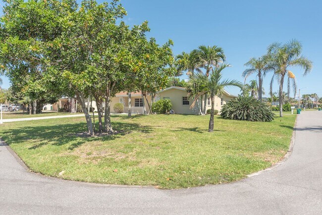 Foto del edificio - Indian Harbor Beach Stunner! Corner Lot Cl...