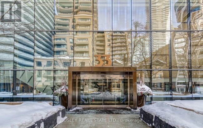 Building Photo - 33 Charles St E