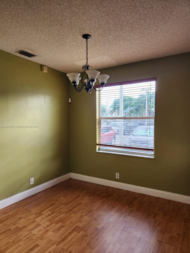 Foto del edificio - 820 NE 212th Terrace