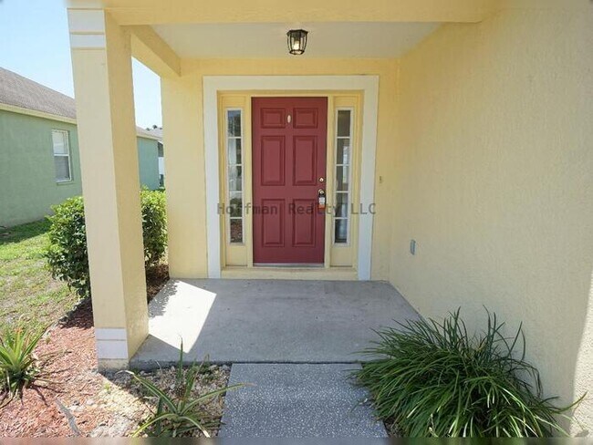 Foto del edificio - 4-Bed, 2-Bath, 2-Car Garage, 2-story home ...