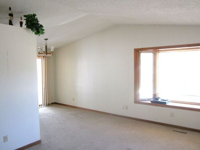 Foto del edificio - 3 Bedroom, 2 Bath Bi-Level Home with 2 car...