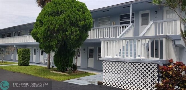 Building Photo - 751 Pine Dr